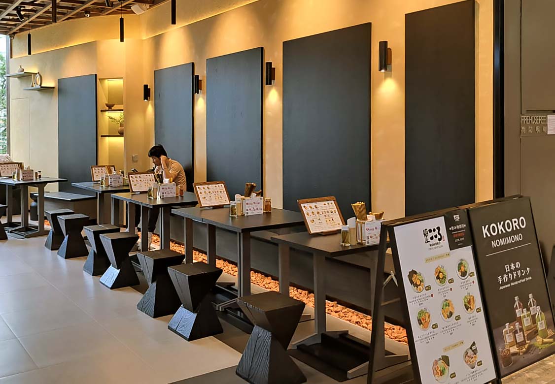 簡約木系拉麵店裝潢