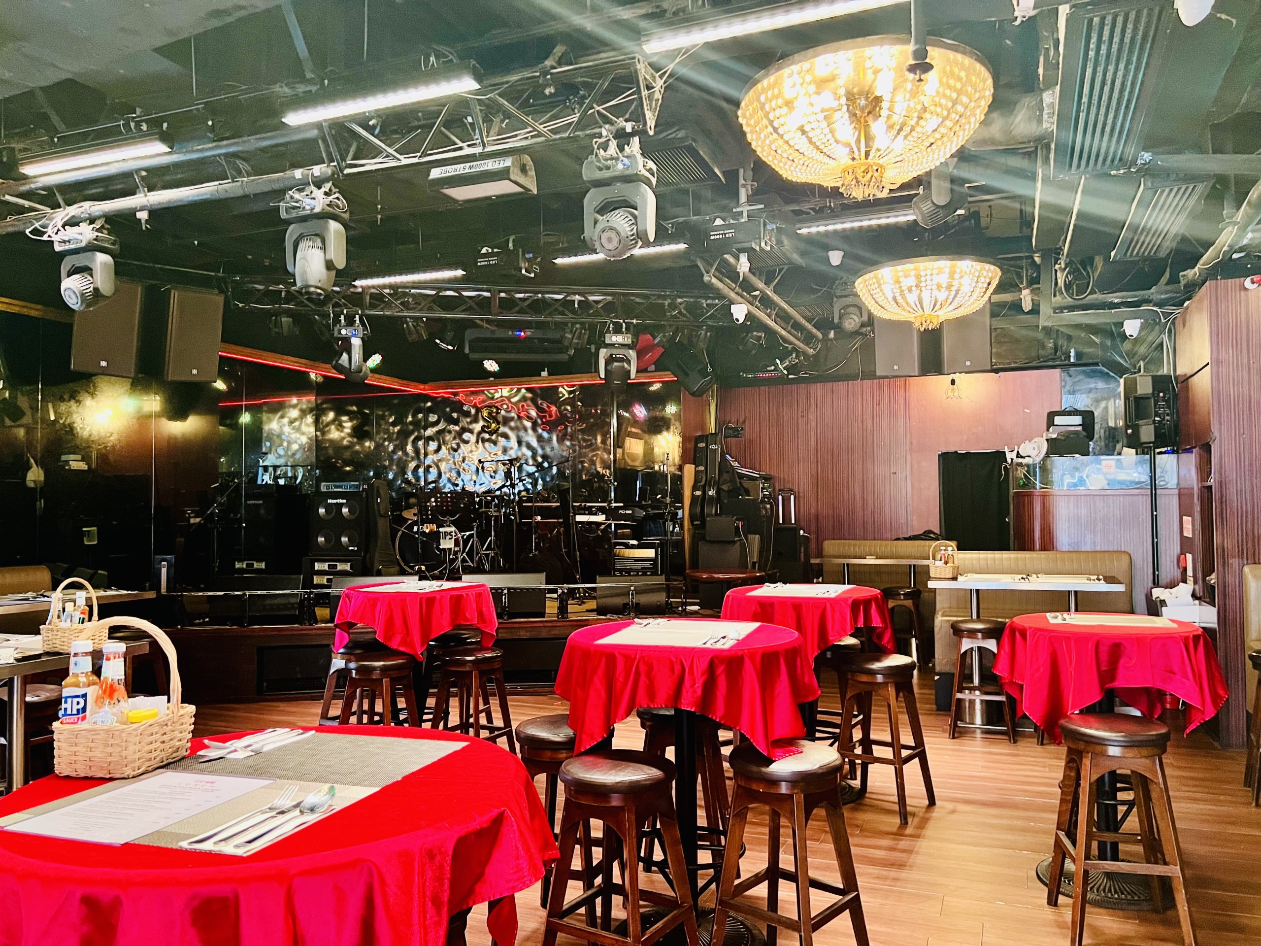 灣仔漢堡店與酒吧融合設計